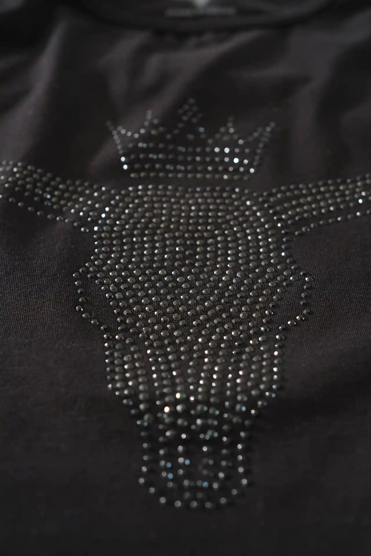 Tank Top wide black mit edlem Skul und Backstones